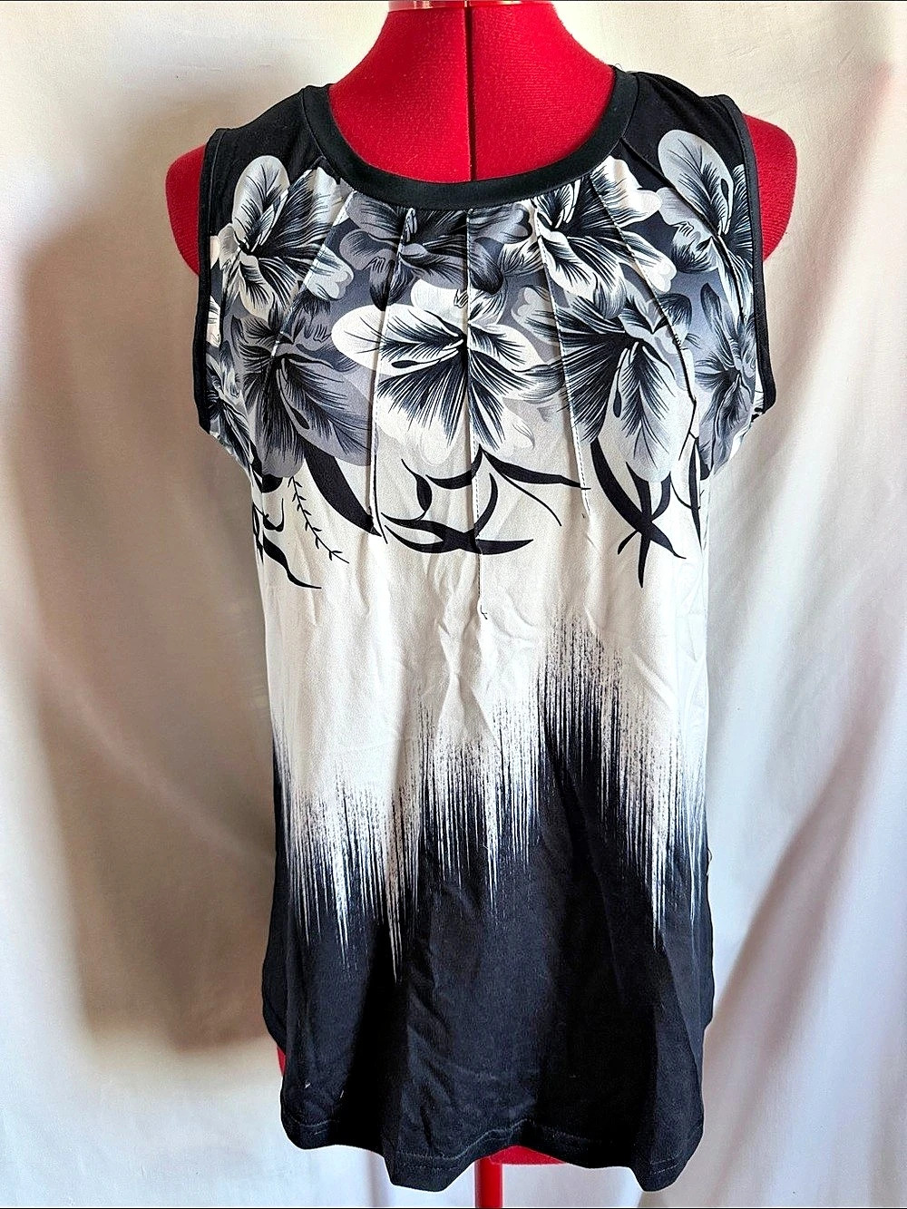 Floral Tank Top in Black & White Size Small Like New
